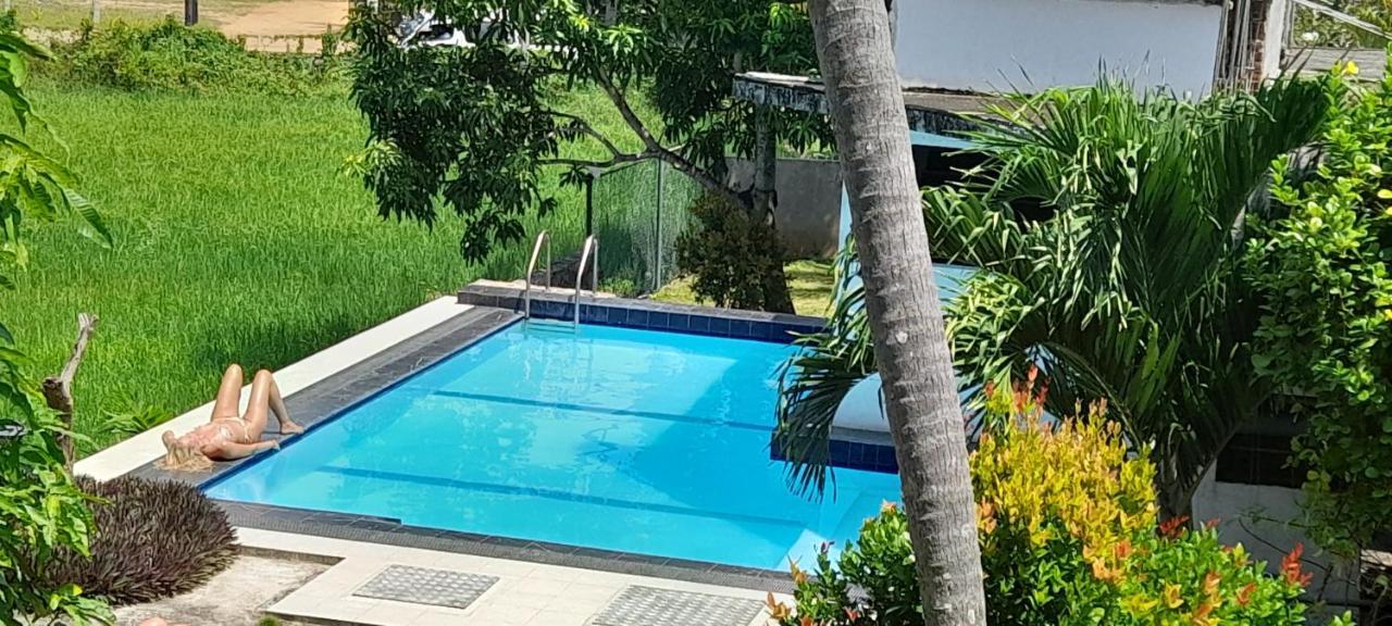 Traveller'S Home Hotel 티사마하라마 외부 사진