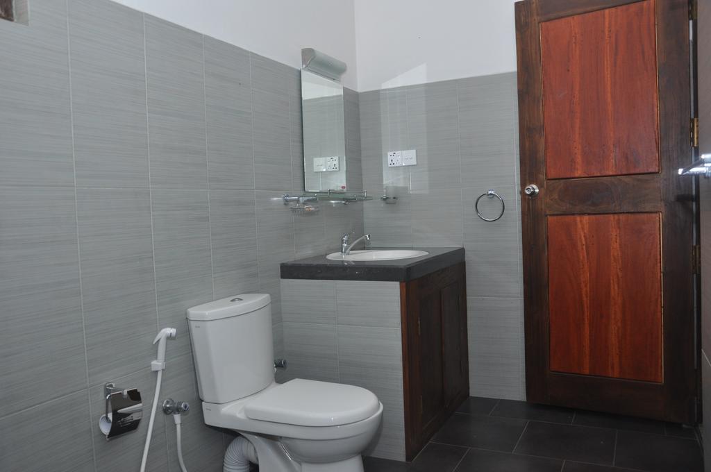 Traveller'S Home Hotel 티사마하라마 외부 사진