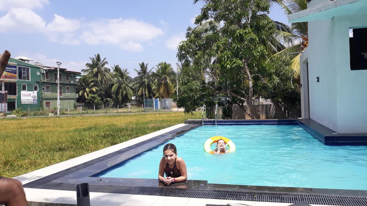 Traveller'S Home Hotel 티사마하라마 외부 사진